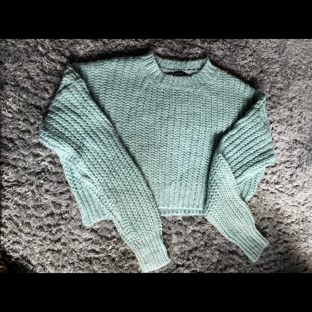 NO TAGS BUT NEVER WORN!! CROPPED GREEN SWEATER
